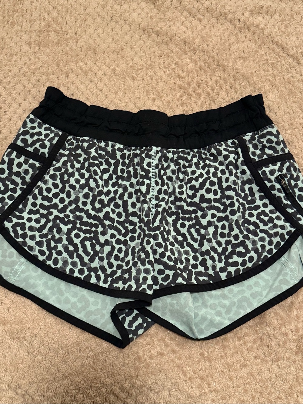 Lululemon Tracker Shorts in the "Ace Spot Tranquil Blue Black" pattern size 4